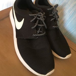 Black Nike Roches